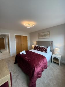 Postel nebo postele na pokoji v ubytování Newly renovated 1BD City centre escape