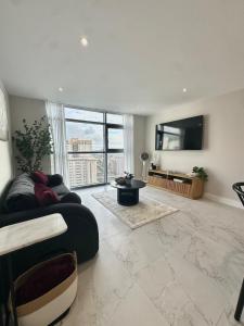 TV a/nebo společenská místnost v ubytování Newly renovated 1BD City centre escape