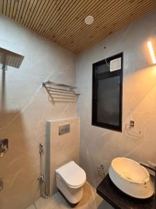 Koupelna v ubytování Hari's Abode by Nitya Eco Living - Where Parikrama Becomes a Way of Living