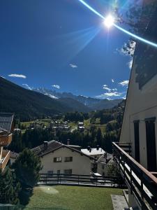desde el balcón de una casa con vistas a las montañas en Chalet Piazzi, en Semogo