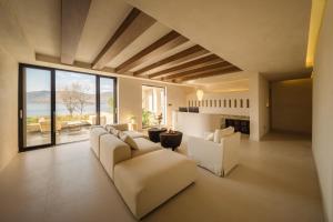 Dali AirportにあるDali Antu Yuanchu seaview Homestayのリビングルーム(白い家具、暖炉付)