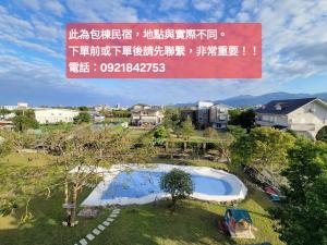 un cartello sopra una piscina in un parco di LanCheng Le Petit Voy a Dongshan Altre 9 foto