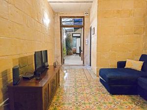 Posezení v ubytování Traditional Maltese Apartment in Floriana - Walk to Valletta, Capital City + 20 fotografií