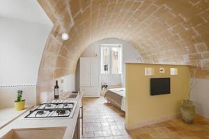 マテーラにあるLa Casa di Gianniのキッチン(コンロ付)、ベッド1台が備わります。