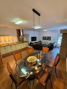 Et tv og/eller underholdning på Huis met zwembad + 20 billeder