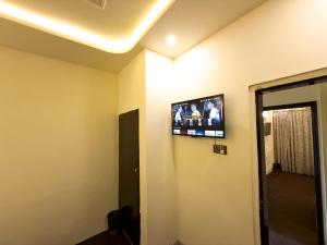 Un televizor și/sau centru de divertisment la White Rose Family - 5 Rooms Portion