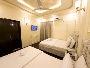 Un pat sau paturi într-o cameră la White Rose Family - 5 Rooms Portion