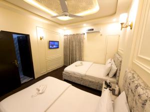 Un pat sau paturi într-o cameră la White Rose Family - 5 Rooms Portion