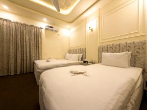 Un pat sau paturi într-o cameră la White Rose Family - 5 Rooms Portion +22 fotografii