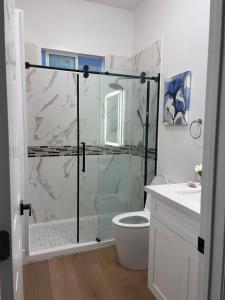 ein Badezimmer mit Dusche, Toilette und Waschbecken in der Unterkunft #Marbella Lane - Stylish Haven Near City Center in Long Beach + 37 Fotos