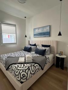 ein Schlafzimmer mit großem Bett und Fenster in der Unterkunft #Marbella Lane - Stylish Haven Near City Center in Long Beach