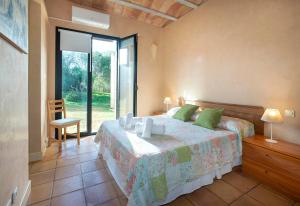 ein Schlafzimmer mit einem Bett und einem großen Fenster in der Unterkunft La Casa en el Pinar by Vintage Travel in Biniancolla + 24 Fotos