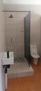 Koupelna v ubytování Leeto Leatile Lodge + 3 fotografie