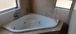 Koupelna v ubytování Leeto Leatile Lodge