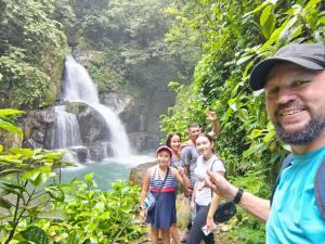 Oaspeți care stau la La Ceiba Ecoadventures Wildlife Reserve
