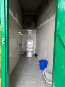 a small bathroom with a toilet in a room at Campsite Yedikha in Viswema