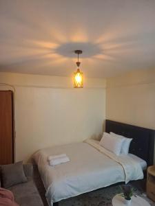 Postel nebo postele na pokoji v ubytování Pinban Studio Utawala