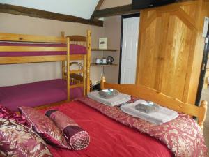 Una cama con dos literas con toallas encima. en Lower Lode Inn, en Tewkesbury