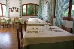 A restaurant or other place to eat at Hotel Giardino degli Ulivi