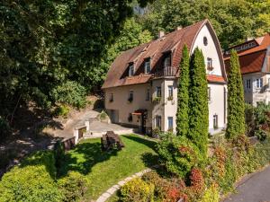 una vista aérea de una casa con patio en Pension Family, en Karlovy Vary