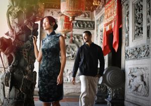 un hombre y una mujer de pie en una habitación en Soori Penang, en George Town