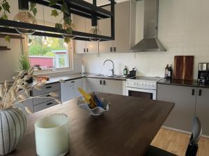 ピーテオにあるGuestly Homes - 3BR Homely Villa in Piteåのキッチン(木製テーブル、カウンタートップ付)