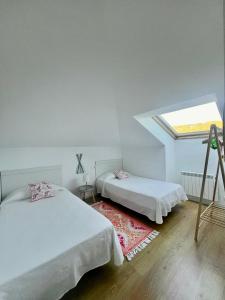 Camera bianca con 2 letti e lucernario. di Finisterre Aloha a Fisterra (Finisterre)