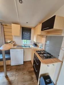 Η κουζίνα ή μικρή κουζίνα στο Mobil Home EDEN1 en Vendée 6 pers 3ch