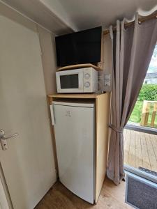 Η κουζίνα ή μικρή κουζίνα στο Mobil Home EDEN1 en Vendée 6 pers 3ch