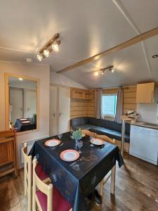 Η κουζίνα ή μικρή κουζίνα στο Mobil Home EDEN1 en Vendée 6 pers 3ch