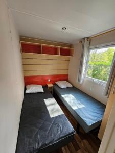 Ένα ή περισσότερα κρεβάτια σε δωμάτιο στο Mobil Home EDEN1 en Vendée 6 pers 3ch +13 φωτογραφίες