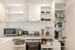 O bucătărie sau chicinetă la Brand new 2 bedroom 2 ensuite
