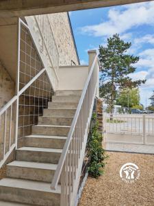 un escalier menant à un bâtiment dans l'établissement Gîte Le 47, 6 à 8 personnes, à Louverné 28 autres photos