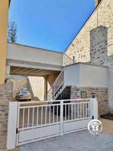 une porte en face d'un bâtiment avec un escalier dans l'établissement Gîte Le 47, 6 à 8 personnes, à Louverné