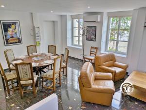 une salle à manger avec une table et des chaises dans l'établissement Gîte Le 47, 6 à 8 personnes, à Louverné