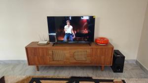 TV a/nebo společenská místnost v ubytování Cosy modern one bedroom apartment