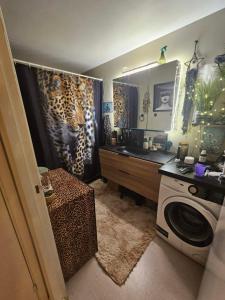 Gambar di galeri bagi Spacious room in quiet, green area! di Oslo