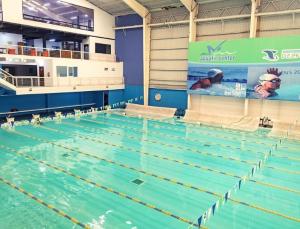 a large swimming pool in a gym at Apartamento Los Volcanes in La Aurora