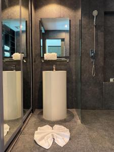 Ένα μπάνιο στο Kamala City Gate 1 Bdr Pool View