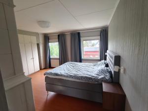 une chambre avec un lit et une fenêtre dans l'établissement Villa by Ångermanälven in High Coast, à Kramfors