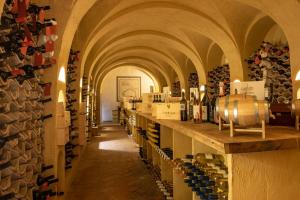 Una bodega con un montón de botellas de vino en Felix Hotels - Country Resort Parco degli Ulivi, en Arzachena
