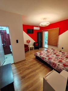 Postel nebo postele na pokoji v ubytování Стаи за гости - Цветето на Ангела + 53 fotografií