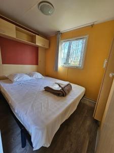 Ένα ή περισσότερα κρεβάτια σε δωμάτιο στο Mobil Home EDEN2 en Vendée 6 pers 3chbr