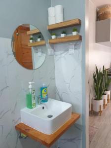 Un baño con un lavabo blanco y un espejo. en Tambisan Resort, en San Juan