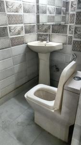 Ένα μπάνιο στο SKY Inn by Twamev