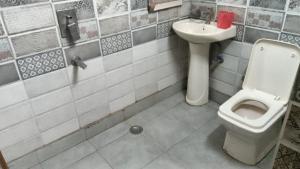 Ένα μπάνιο στο SKY Inn by Twamev