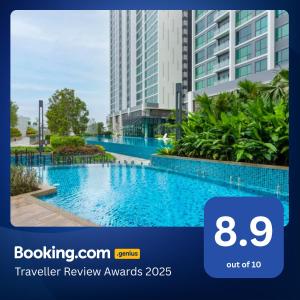 uma vista de uma piscina em um prédio em Greenfield Residence Sunway Pyramid em Kuala Lumpur