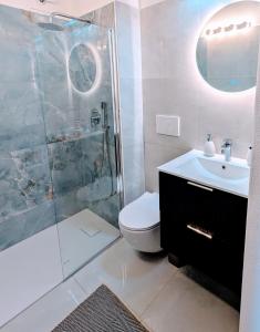 Bilik mandi di Villa La Falata