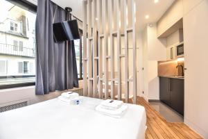 Ένα ή περισσότερα κρεβάτια σε δωμάτιο στο Magnificent studio - 2P - near the Palais Garnier