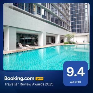 una imagen de una piscina en un edificio en KL Gateway Residences, en Kuala Lumpur